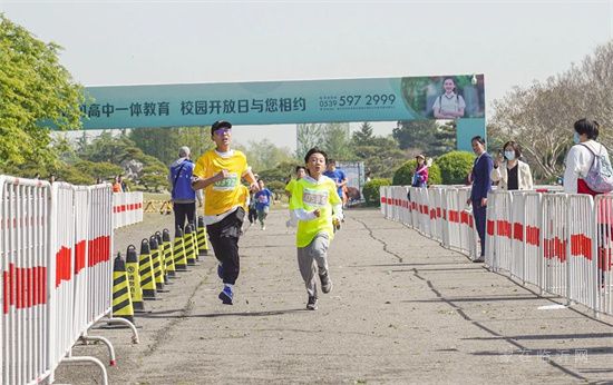 2023年4月16日上午，德鄰社首屆踏春樂跑在美麗的正直公園歡樂開跑。